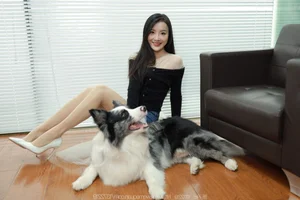 IESS Wan Ping Casual Street Style Photography Encounters a Single Dog Series - image 2