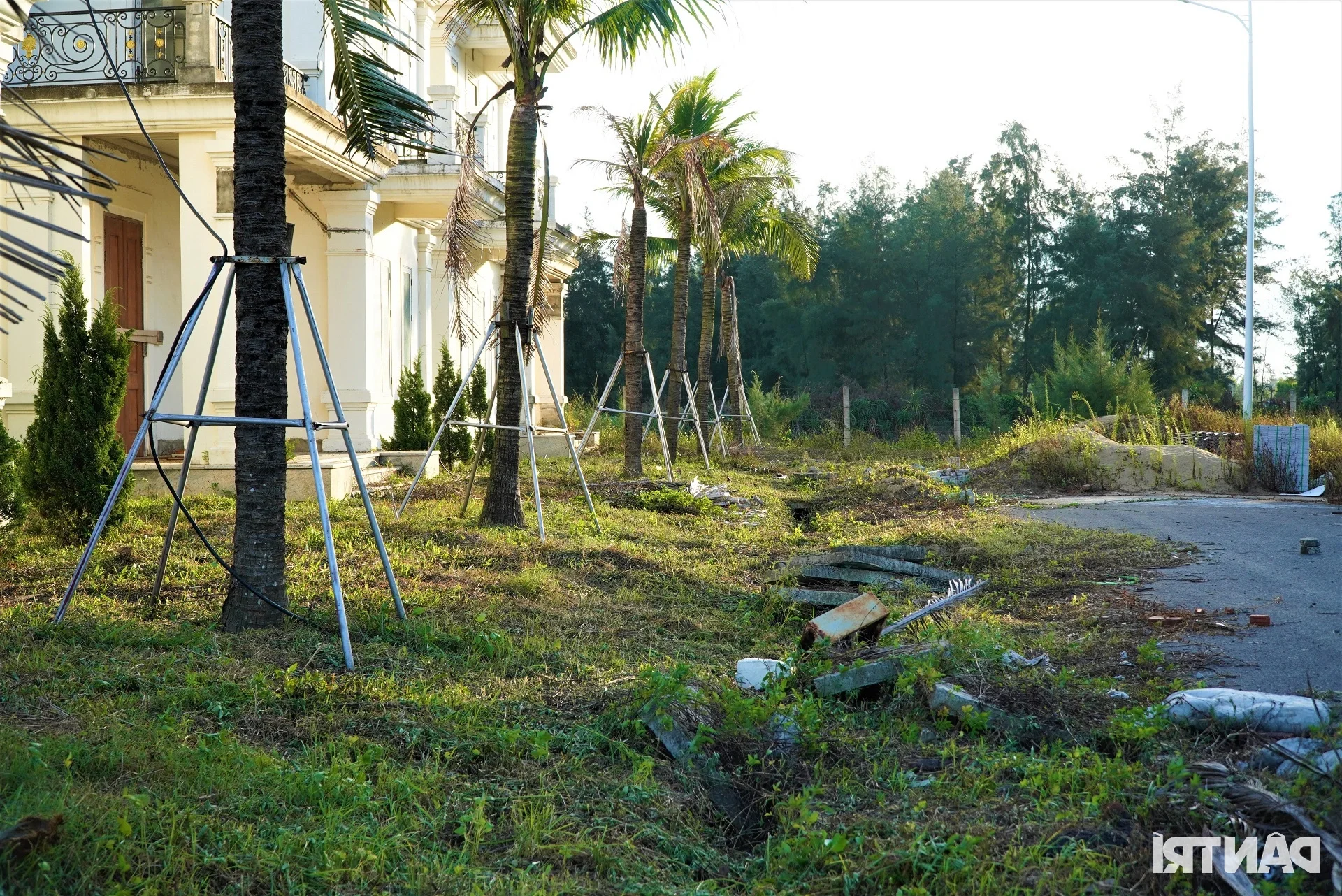 Stalled 370 Billion VND Luxury Villa and Restaurant Project at Loc Ha Beach
