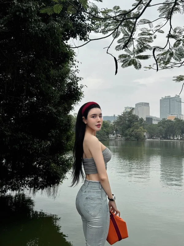 Vietnamese Fitness Model Inspires Thousands with Stunning Tiny Waist Transformation