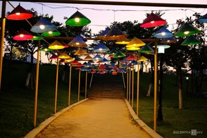 Discovering Da Nang: The Historic Bridge Transformed into a Vibrant Nightly Tourist Gem - image 9