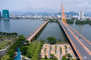Discovering Da Nang: The Historic Bridge Transformed into a Vibrant Nightly Tourist Gem - image 3