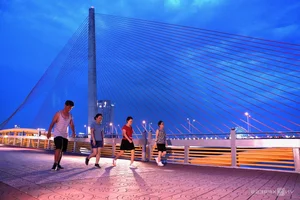 Discovering Da Nang: The Historic Bridge Transformed into a Vibrant Nightly Tourist Gem - image 5