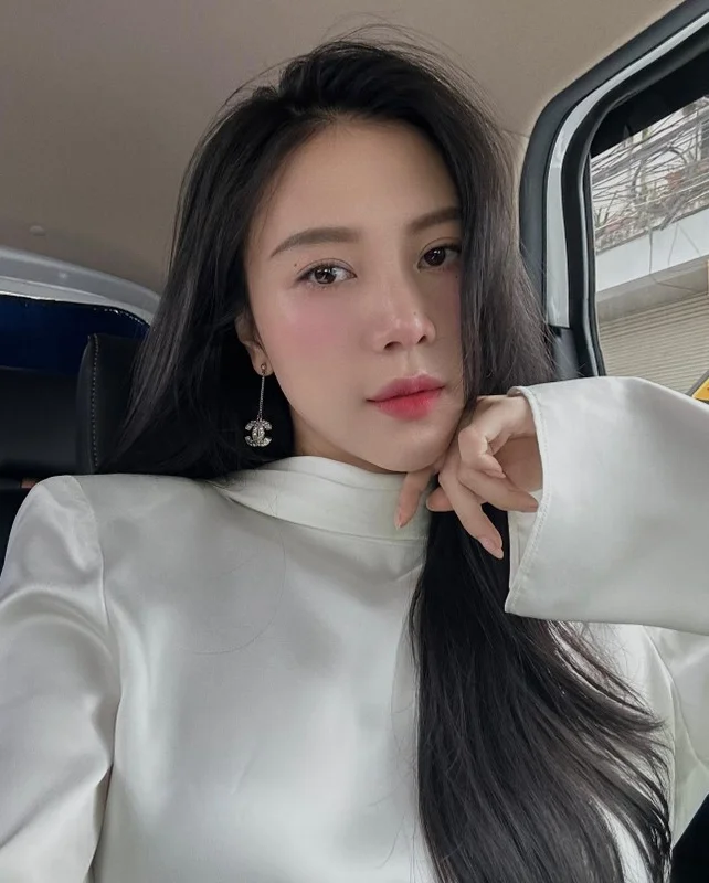 Stunning Transformation: How This Former Flight Attendant Embraced a New Life of Elegance and Style