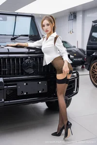 Bold Elegance: Lingyu69’s Captivating Style and Luxury Vibes - image 2
