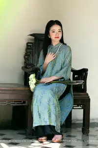 Elegant Vietnamese Ao Dai: Timeless Beauty of an Asian Lady - image 8