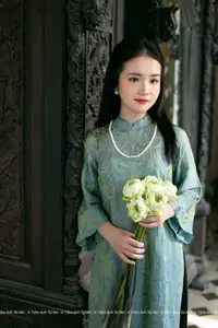Elegant Vietnamese Ao Dai: Timeless Beauty of an Asian Lady - image 9
