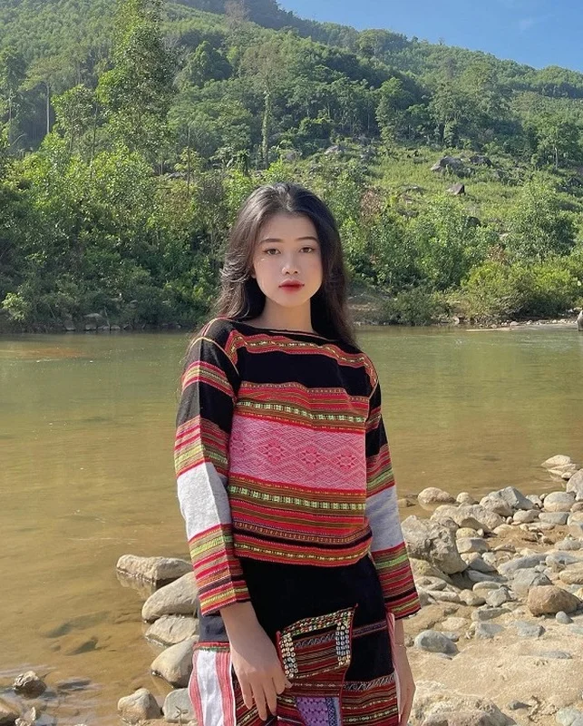 The Natural Beauty of the Viral Primary School Teacher from Dak Lak, Vietnam