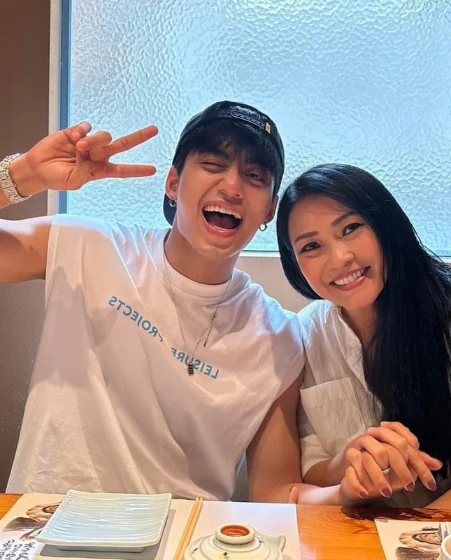 Celebrity Travels: Do Thi Ha in Singapore and Kha Ngan's Social Media Return
