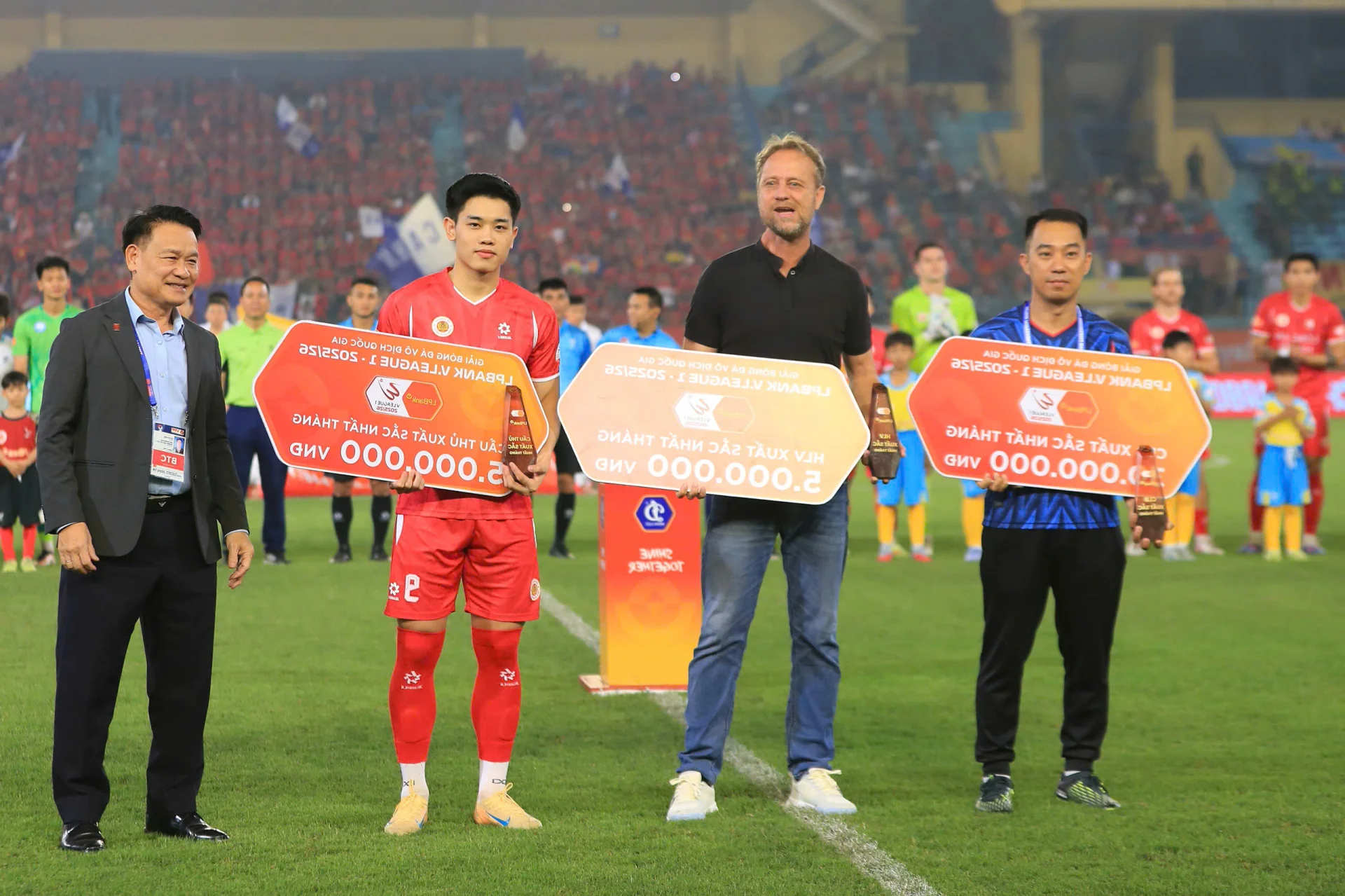 Dinh Bac's Incredible V.League Streak: 10 Goals in Just 6 Matches