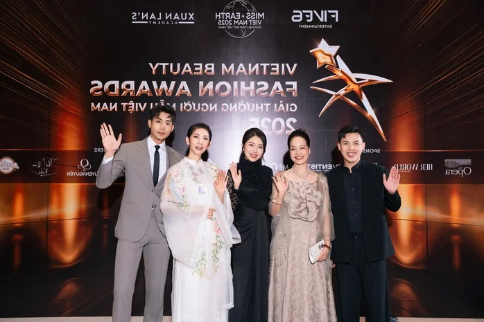 Supermodel Vo Hoang Yen Honored with Prestigious Dedicated Model of the Year Award