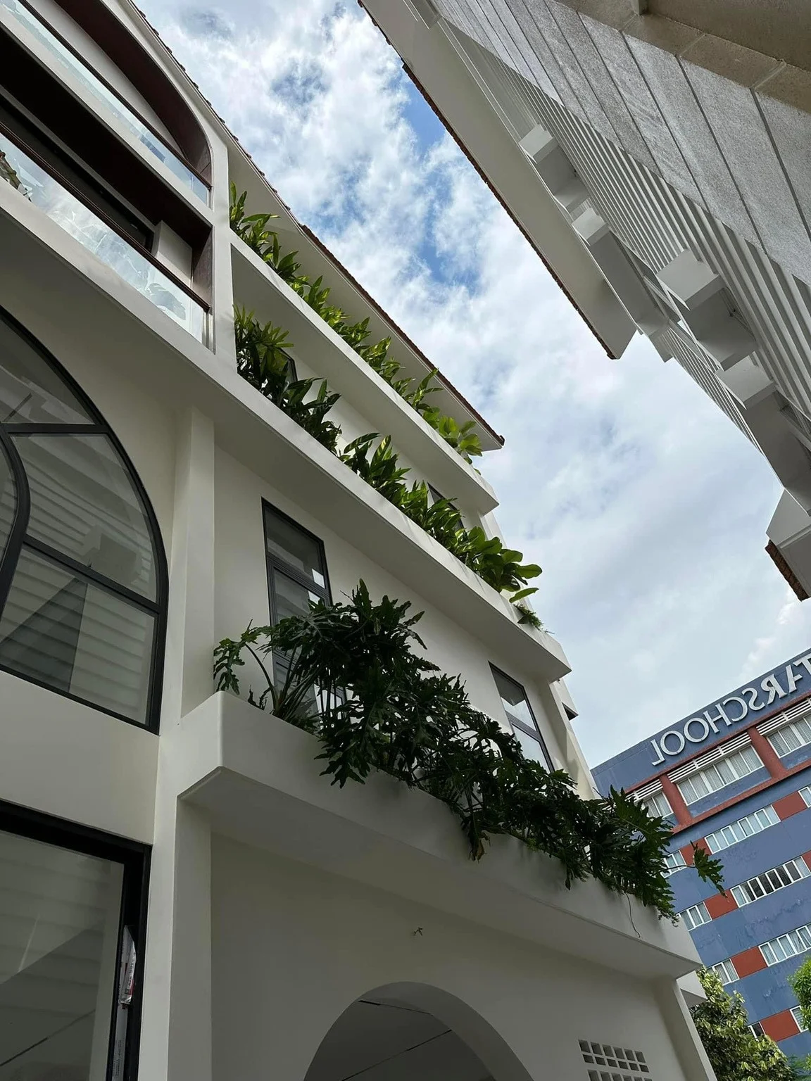 Actress Van Trang Transforms Villa into a Romantic Haven for Anniversary