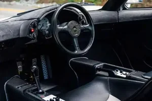 Rare McLaren F1: The Legendary Three-Seater Supercar and Ultimate Barn Find Worth a Fortune - image 7