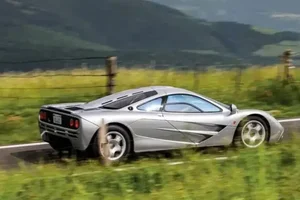Rare McLaren F1: The Legendary Three-Seater Supercar and Ultimate Barn Find Worth a Fortune - image 4