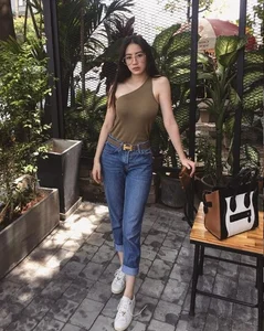 Who is the Laotian Hot Girl Confessing to Quang Linh Vlogs? - image 4