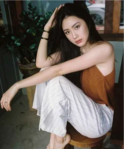 Who is the Laotian Hot Girl Confessing to Quang Linh Vlogs? - image 9