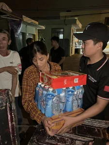 Heartwarming Story of a Student Stranded on Hai Van Pass Rescued After Walking in the Rain - image 8