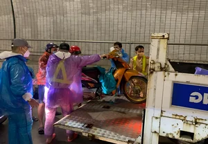 Heartwarming Story of a Student Stranded on Hai Van Pass Rescued After Walking in the Rain - image 15