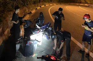 Heartwarming Story of a Student Stranded on Hai Van Pass Rescued After Walking in the Rain - image 17