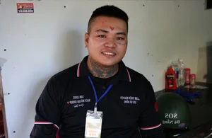 Heartwarming Story of a Student Stranded on Hai Van Pass Rescued After Walking in the Rain - image 4