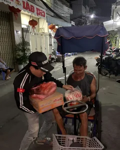 Heartwarming Story of a Student Stranded on Hai Van Pass Rescued After Walking in the Rain - image 3