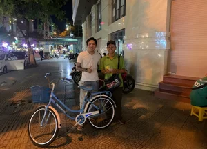 Heartwarming Story of a Student Stranded on Hai Van Pass Rescued After Walking in the Rain - image 9