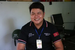 Heartwarming Story of a Student Stranded on Hai Van Pass Rescued After Walking in the Rain - image 1