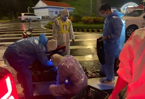 Heartwarming Story of a Student Stranded on Hai Van Pass Rescued After Walking in the Rain - image 11