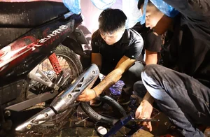 Heartwarming Story of a Student Stranded on Hai Van Pass Rescued After Walking in the Rain - image 2