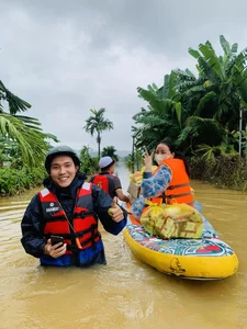 Heartwarming Story of a Student Stranded on Hai Van Pass Rescued After Walking in the Rain - image 10