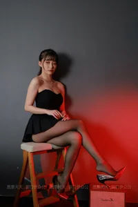 IESS Model Qiu Qiu: Neon Lights and Urban Glamour - image 8