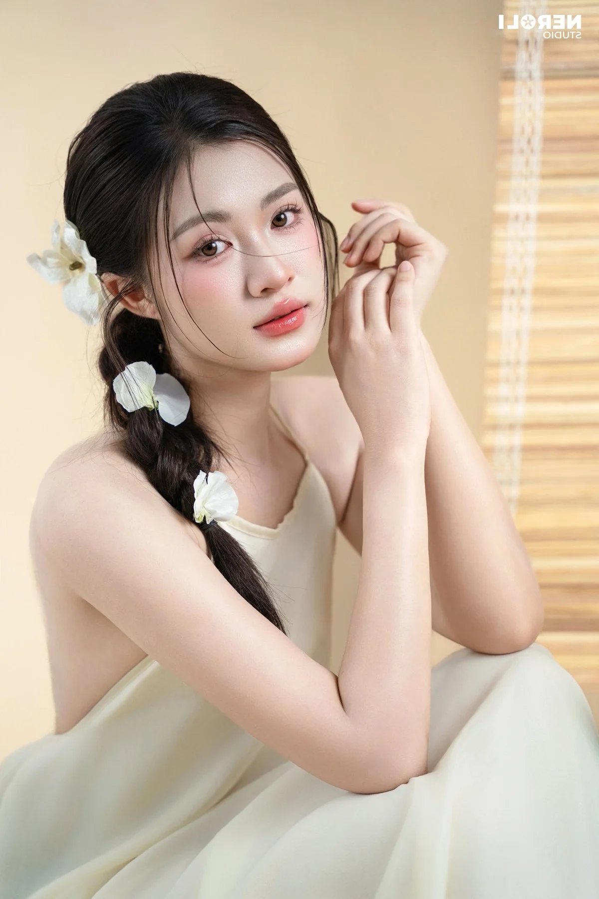 Elegant Beauty: The Viral Hot Girl Teacher Showcases Grace in Traditional Vietnamese Yem Dress