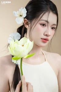 Elegant Beauty: The Viral Hot Girl Teacher Showcases Grace in Traditional Vietnamese Yem Dress - image 5