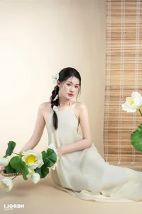 Elegant Beauty: The Viral Hot Girl Teacher Showcases Grace in Traditional Vietnamese Yem Dress - image 9