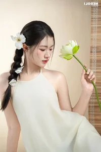 Elegant Beauty: The Viral Hot Girl Teacher Showcases Grace in Traditional Vietnamese Yem Dress - image 4