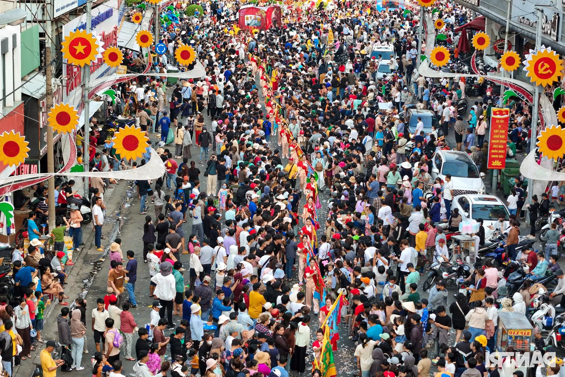 Thousands Gather for the Vibrant Lady Thien Hau Pagoda Festival in Binh Duong