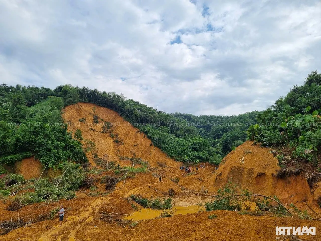 Dan Tri Newspaper Provides Vital Aid to Families Affected by Deadly Landslides