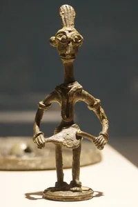 Exploring Ancient History: Exhibition of 500 Rare Artifacts in Hai Phong - image 6