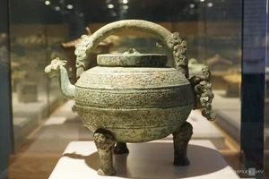 Exploring Ancient History: Exhibition of 500 Rare Artifacts in Hai Phong - image 3