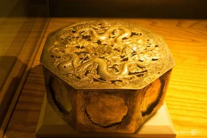 Exploring Ancient History: Exhibition of 500 Rare Artifacts in Hai Phong - image 2
