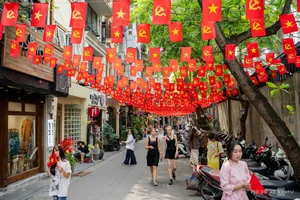 Hanoi Streets Bloom with Flags and Flowers for Tourists - image 6