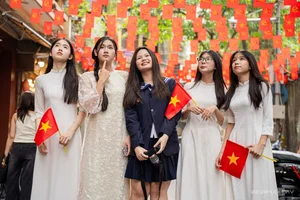 Hanoi Streets Bloom with Flags and Flowers for Tourists - image 0