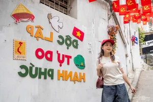 Hanoi Streets Bloom with Flags and Flowers for Tourists - image 5