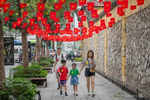 Hanoi Streets Bloom with Flags and Flowers for Tourists - image 2