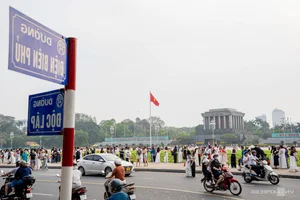 Hanoi Streets Bloom with Flags and Flowers for Tourists - image 4