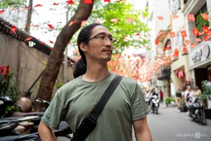 Hanoi Streets Bloom with Flags and Flowers for Tourists - image 1