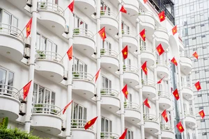 Hanoi Streets Bloom with Flags and Flowers for Tourists - image 8