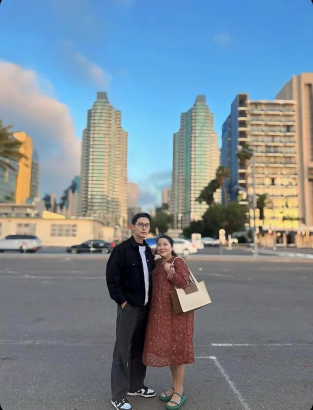 A Heartwarming Journey: Da Nang Son Travels the World with Mom
