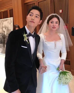 Song Hye Kyo Shines in France: Raw Unedited Photos Reveal the True Ageless Beauty of the K-Drama Queen - image 1