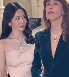Song Hye Kyo Shines in France: Raw Unedited Photos Reveal the True Ageless Beauty of the K-Drama Queen - image 3