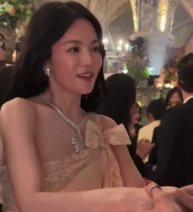 Song Hye Kyo Shines in France: Raw Unedited Photos Reveal the True Ageless Beauty of the K-Drama Queen - image 2